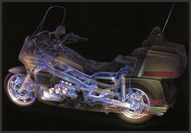 画像: 1988年登場の6気筒GLシリーズの初代、GL1500の透視図。水冷フラット6でシャフトドライブを介して駆動するレイアウトがよくわかりますね。 www.honda.co.jp