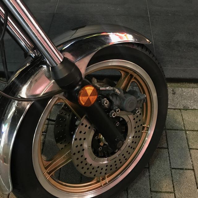 画像: フロントフォークをリヤショックに合わせて黒く塗装してもらった。渋い!