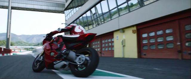 画像: 舞台はイタリアのムジェロサーキットです! www.youtube.com