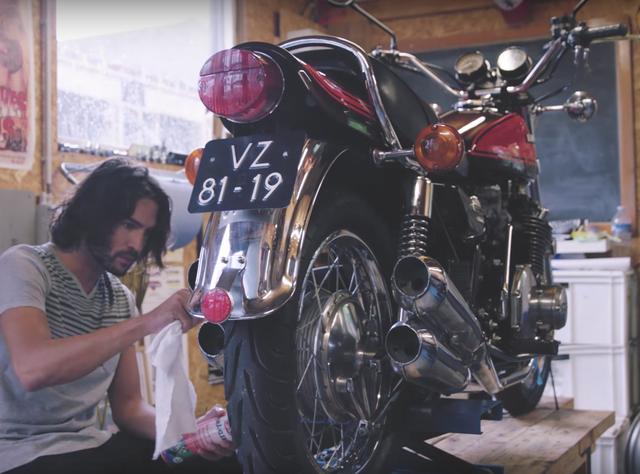 画像: ち、違うよハニー、あのクールなオートバイだよ、ほら、Z900RSだよ涙 www.youtube.com