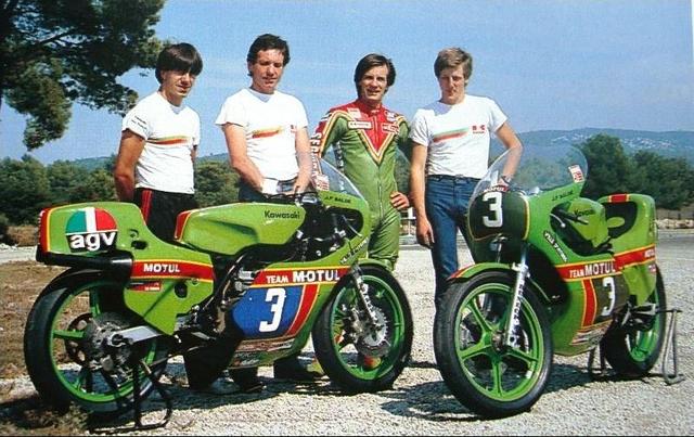 画像: 左のマシンは、ジャン-フランソワ・バルデのカワサキKR350です。グランプリの350ccクラスのゼッケン色は「青地に白ヌキ文字」でしたが、戦前からの歴史があるこのクラスは1982年シーズン限りで消滅することになりました。 www.pinterest.jp