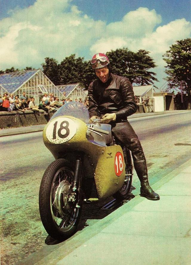 画像: 1959年まで最高峰のセニアTT(500cc)では、側面は「赤字に白ヌキ文字」を採用していました。写真は1957年のモトグッチV8 !! です。 www.pinterest.jp