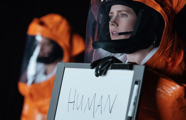 画像: 言語学の第一人者ルイーズは、軍の要請を受けて宇宙生命体との対話に挑むが・・・ bd-dvd.sonypictures.jp