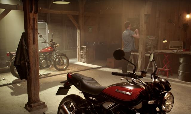 画像: 写真を柱に貼り付けるお父さん。Z1の手前には真新しいZ900RS