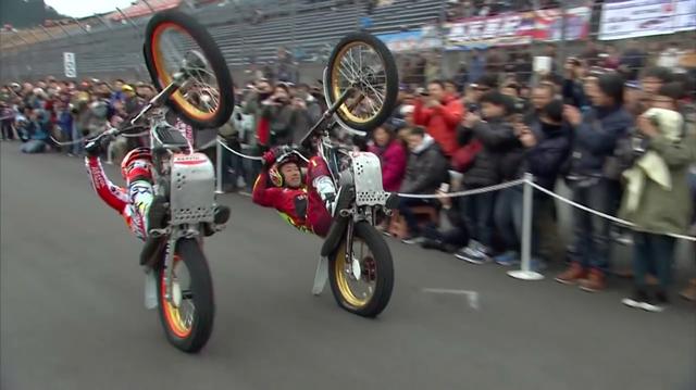画像: ファン感謝祭的イベントでは欠かせない? トライアルライダーのデモ! 速度域が低いので観客が間近で見ることができるのは大きな魅力です。 www.youtube.com