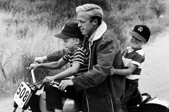 画像: 1971年に公開された、「On Any Sunday」撮影中のひとコマ。子供たちと楽しくモーターサイクルに3人乗りするブルース・ブラウン。 racerxonline.com