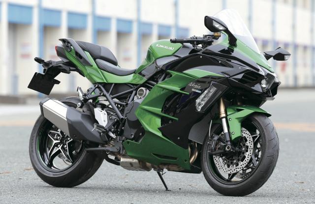 画像: H2/H2R に比べ、フルフェアリングを装着、強化型の新フレームを採用した H2SX。 写真はコーナリングランプ、センタースタンド、ハイスクリーンを標準装備する H2SX-SE。 www.motormagazine.co.jp