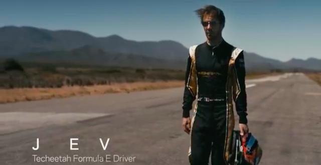 画像: チーターに挑むフォーミュラEのドライバーは、ジャン=エリック・ベルニュ。フォーミュラ・ルノー、F1、そして2014-2015シーズン以降フォーミュラEを戦うフランス人です。 www.youtube.com