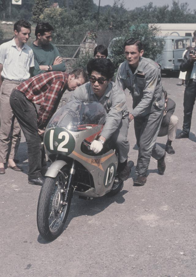 画像: ホンダの4ストローク250cc6気筒マシンを始動させるべく、マシンを後ろから押しているのがノビーさんです。 amcn.com.au