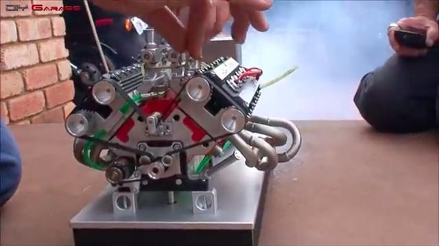 画像: こちらはDOHCのV8エンジン。排気量はナント76cc! バイクに積んだら原付2種・黄色ナンバーですね(笑)。最高出力は4馬力とのこと。 www.youtube.com