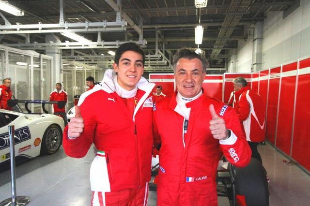 画像: 元F1ドライバーの父・ジャン・アレジさんとともにイベントに出演。 ■ジャン・アレジ (右) 当時最強といわれたアイルトン・セナと互角に渡り合ったドライバーで、 日本ではテレビCMに出演するなど、 現役を引退した現在でも知名度と人気の高いドライバーです。 ■ジュリアーノ・アレジ (左) そのジャン・アレジ氏と女優の後藤久美子さんの間に生まれたジュリアーノ・アレジ選手は、 2016年よりフェラーリの育成プログラムに所属し、 2016年・2017年はGP3シリーズへ参戦。 将来のF1ドライバーを目指して、 活躍が期待されます。