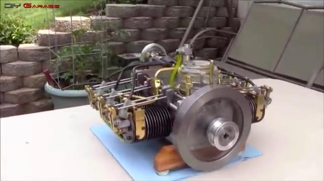 画像: 排気量はいくつかわかりませんが、水平対向の6気筒です。むき出しのOHV機構がいいですね。 www.youtube.com