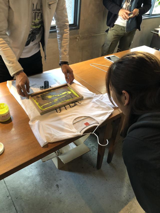 画像: 愛佳ちゃんのために用意されるTシャツ