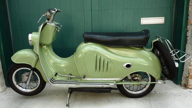 画像: こちらはズバリ、グレイハウンドというパリラ製スクーターです。パリラのスポーツモデルはいずれもスタイリングが美しいのですが、これはちょっと・・・スタイリッシュとは言い難いカタチです(失礼)。 www.mecum.com