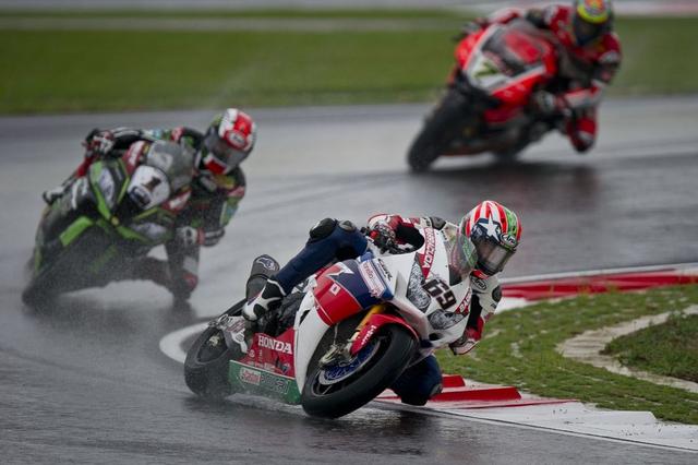 画像: 2016年、雨のSBKマレーシアラウンドで、戦闘力の劣るホンダCBR1000RRで勝利したニッキー。この勝利が、彼の世界選手権レベルでの最後の勝利となりました・・・。 www.motoamerica.com