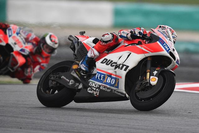 画像: マレーシアGPのワンシーン。今季新加入の元MotoGP王者、ホルヘ・ロレンソの前を走るアンドレア・ドヴィツィオーゾのデスモセディチGP17。 andreadovizioso.com