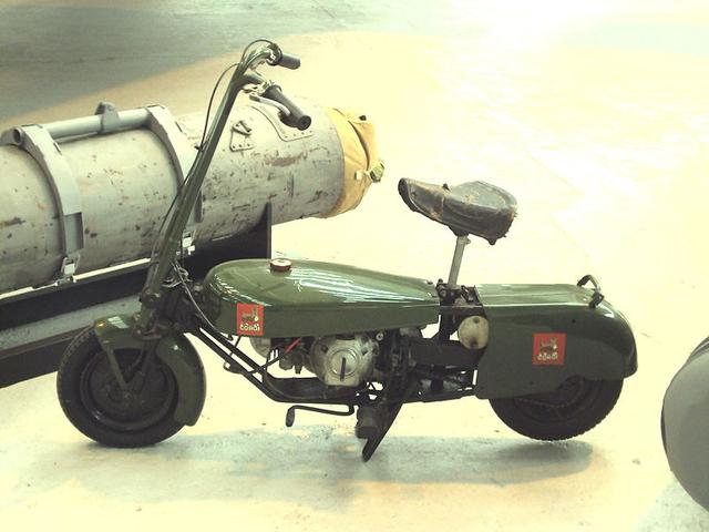 画像: 第二次大戦時に英国で開発された、パラシュート降下兵の足になる軍用車、エキセルシャー・ウェルバイクの民間向けモデルが、1946年にできたコーギーモーターサイクルの「コーギー」です。エンジンは2ストローク98cc単気筒で、その姿形が胴長短足のコーギーに似ていることからこの名前になりました。 en.wikipedia.org