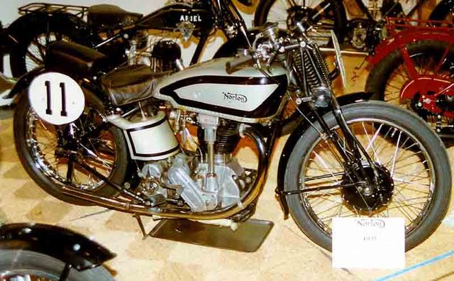 画像: 1937年のノートン・インターナショナル。いかなる国際レースでも勝ちうる高性能・・・をアピールし、インターナショナルという名前が与えられています。なお、俗称「マンクスシルバー」と呼ばれる燃料タンクとオイルタンクのカラーリングは、ノートンのスポーツ/レーシングモデルに好んで採用されています。 en.wikipedia.org