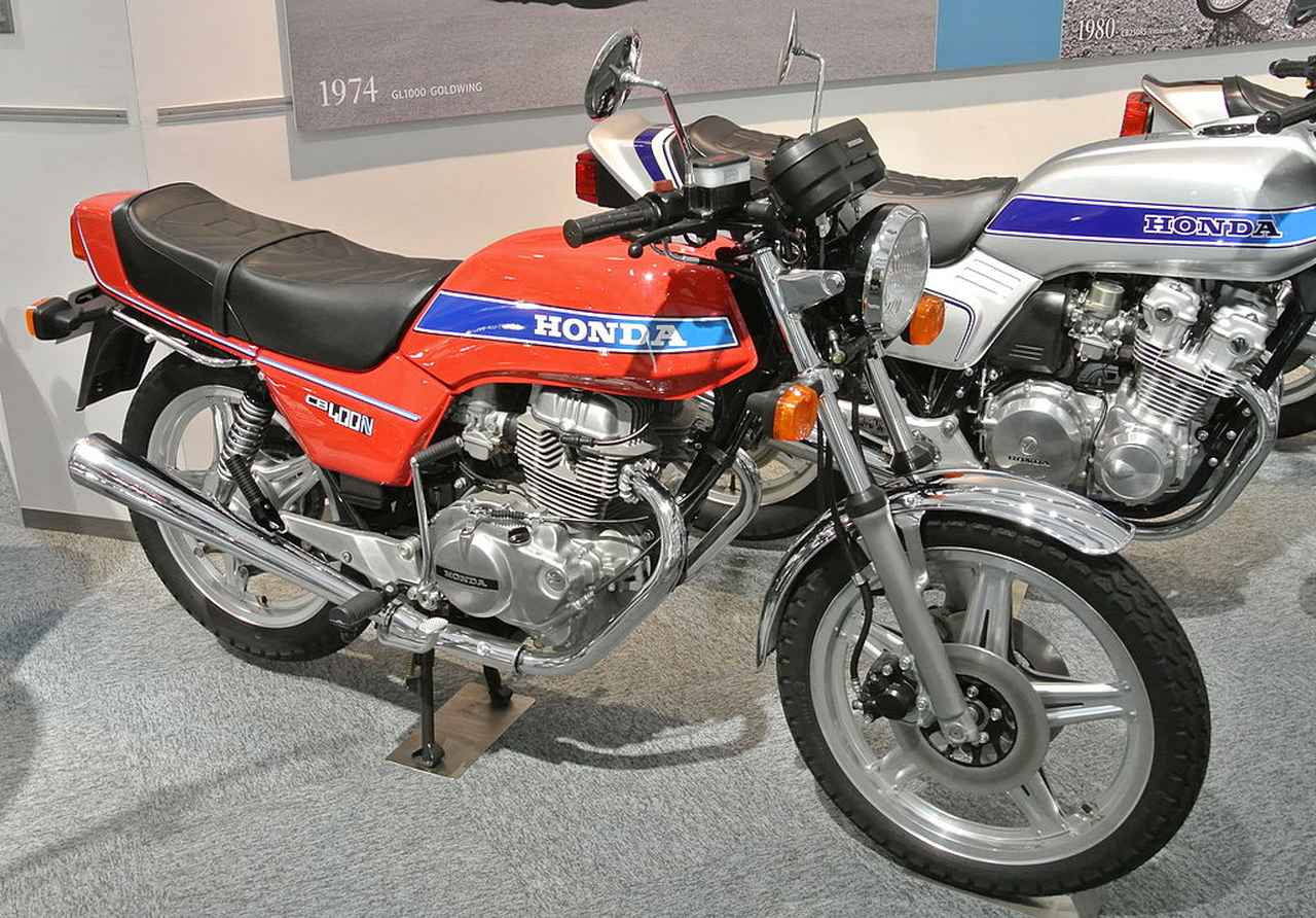 画像: こちらはあまり「族」っぽくないホークといえる、ホンダCB400N HAWK III(1978年)です。上位機種のCB750/900Fのような、外装パーツが流れるようなラインを描くインテグラルデザインが特徴です。 ja.wikipedia.org