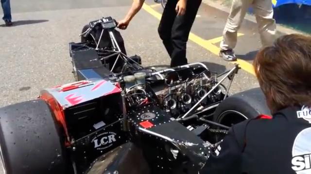 画像: こちらはサイドカーレースの名門コンストラクター、LCRの車体にヤマハTZ500のエンジンを積んだものですね。ほかの動画に登場する変態2ストロークたちに比べると、かなりマトモです(笑)。 www.youtube.com