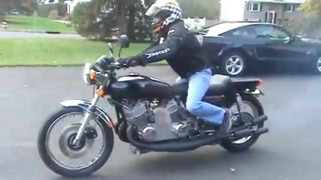 画像: こちら、カワサキ750SS(H2)のツインエンジン=6気筒仕様のカスタムです。ドラッグレーサーみたいなライディングポジションで公道を爆走します! www.youtube.com