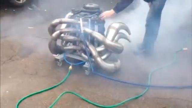 画像: このカニのお化けみたいなのは、2ストロークのV8エンジン!です。一体何に積むために作ったのでしょうか? 冷却水はホースで水道水をダイレクトに流しているみたいです。 www.youtube.com