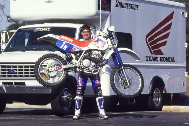 画像: 1990年代、バハ1000などのオフロードイベントで活躍したスコット・サマーズ。愛車のホンダXR600Rを軽々と持ち上げるポーズが彼の定番でしたね。大型車のなかでは比較的軽量な単気筒600ccのオフロード車ではありますが・・・やはりすごいです! advrider.com