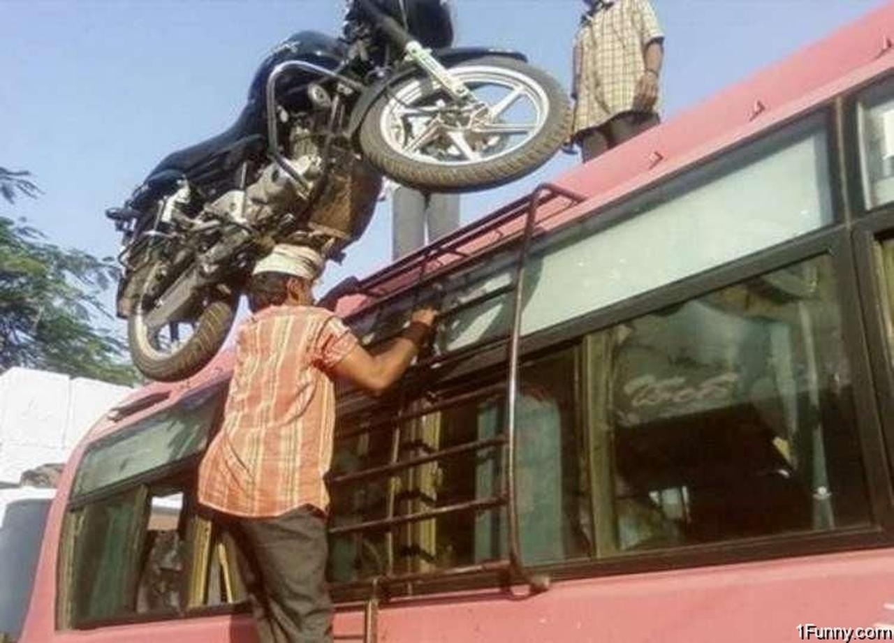 画像: さらに! 両手はラダーを掴んで上り、頭の上でモーターサイクルをバランスさせてます! 1funny.com