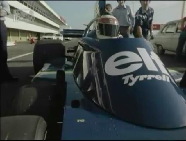 画像: 当時からのF1ファン的には、ティレルよりもタイレルと呼んだ方がしっくりくる? P34。白地にタータンチェックのヘルメットは、ジャッキー・スチュワートのアイコンともいえます。 www.youtube.com