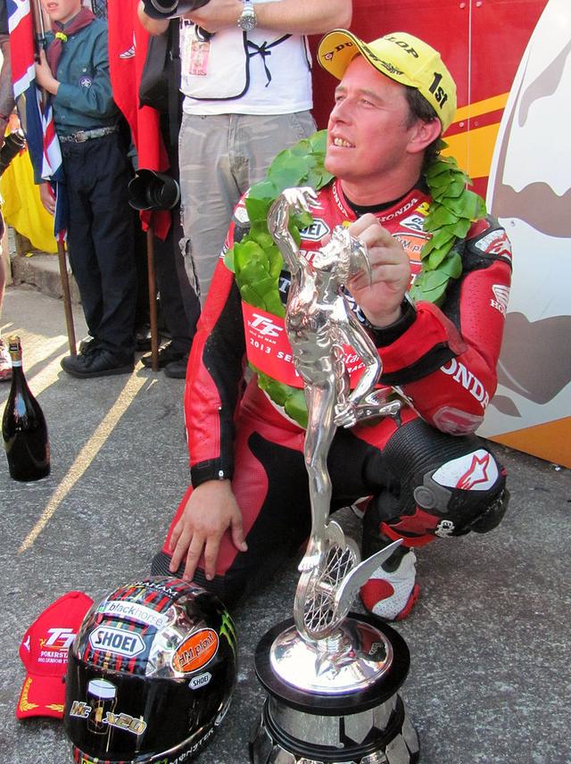 画像: 2013年のセニアTT優勝後の、J.マクギネス。はたして彼の選択は・・・? en.wikipedia.org