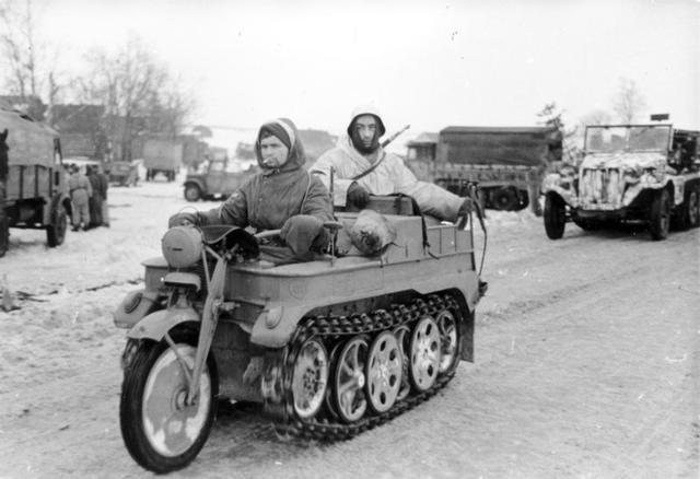 画像: 戦場でのケッテンクラートの勇姿。その製造をメインで担ったのは、戦前・戦後モーターサイクルメーカーとして活躍したNSUでした。 de.wikipedia.org
