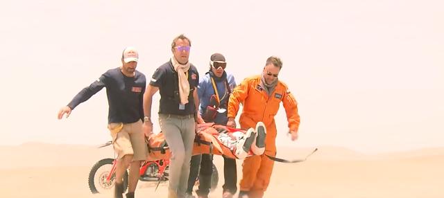 画像: 第4ステージでは、昨年度の王者であるサム・サンダーランド(KTM)がハードクラッシュによるケガでリタイアという波乱も・・・。 www.youtube.com