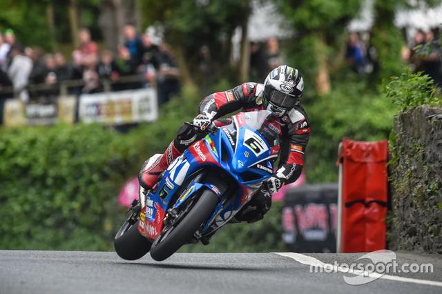 画像: 昨年のマン島TTでスズキを駆るダンロップ氏 www.motorsport.com