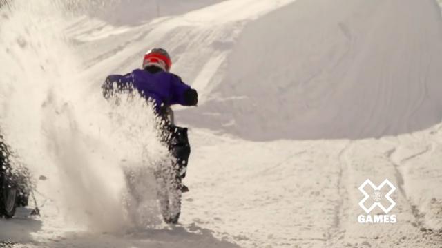 画像: 滑りやすい雪上でのヒルクライム・・・これはシンプルに面白い競技に違いありません! www.youtube.com