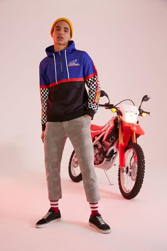 画像: F21xHonda のアイテムをまとったモデル。後ろにはホンダの人気デュアルスポーツ、CRF250Lがあります。 www.motoamerica.com