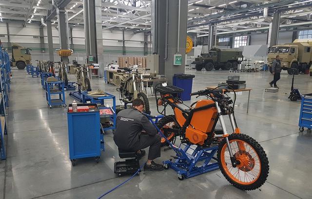 画像: 軍用車と同じ工場で作られています newatlas.com