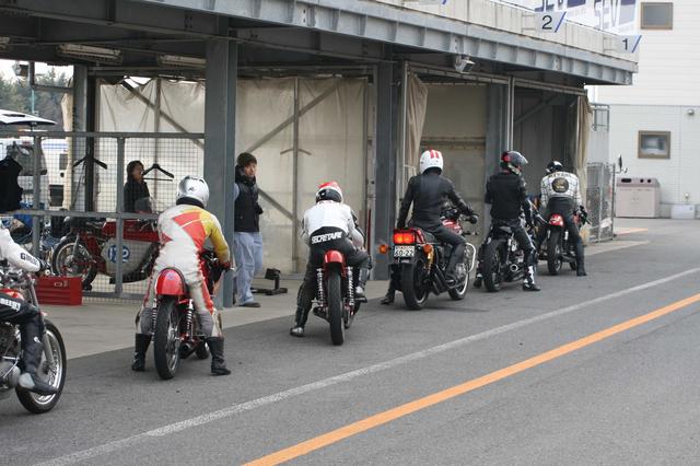 画像: 宮城光さんを先頭に、コースインを待つ参加者たち。「クラシッククリニック」では、宮城さんが参加者と一緒にコースを走行しつつ参加者のライディングをチェック。豊富なレースキャリアと知識を元に、的確なアドバイスを授けてくれます。また場合によっては、参加者の車両をテスト走行で試乗し、セッティングなどに関するアドバイスをしてくれます。