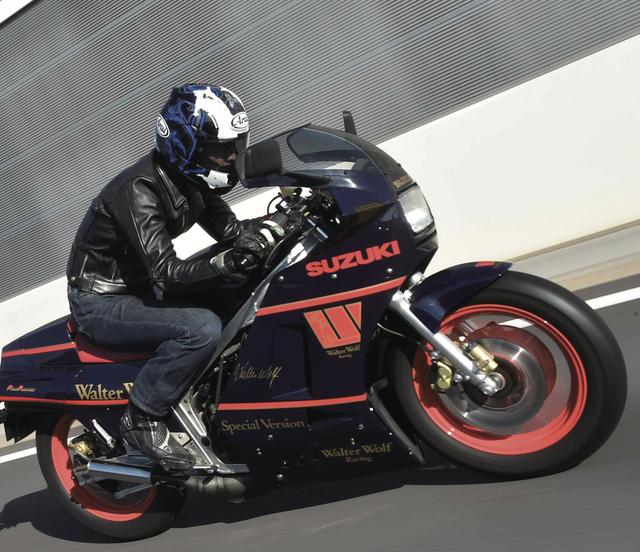 画像: 気分はWGPレーサー、でございましたな。 www.motormagazine.co.jp