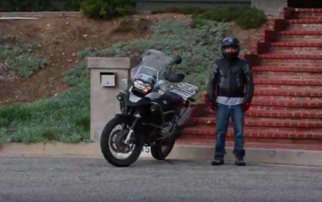 画像: こちらがこの動画の主人公です。車両はちょっと前のR1200GSですね。確かにこのライダー、そんなに背は高くないです・・・。 www.youtube.com