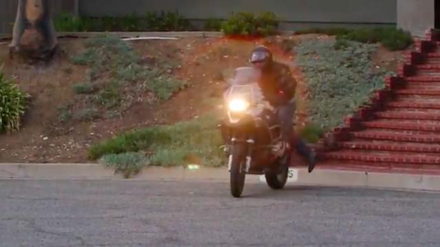 画像: スタートは、いわゆる自転車の「ケンケン乗り」方式ですね。 www.youtube.com