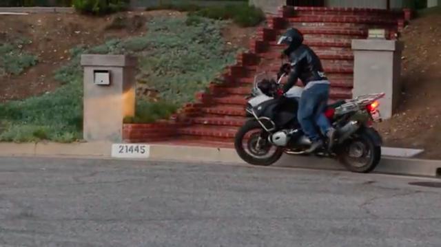 画像: 停車させるときは、ケンケン乗りの逆順で降車してバイクを支えます・・・。 www.youtube.com