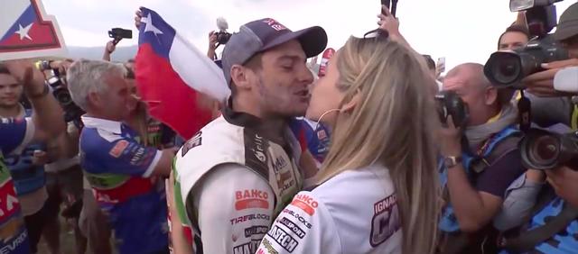 画像: ゴール後のI.カサーレ、美女と祝福のキス・・・ウィナー・テイク・イット・オール! ってことですね? www.youtube.com