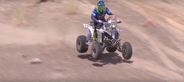 画像: 249号車はヤマハのYZF450クワッドを駆るニコラス・カヴィグリアッソ。ダカールで活躍するヤマハ製クワッドの主流は686ccのOHC4バルブ単気筒のラプター700系ですが、彼のマシンは449ccのDOHC4バルブでパワーソースはモトクロッサーのものです。見事、2位でゴールしました。 www.youtube.com