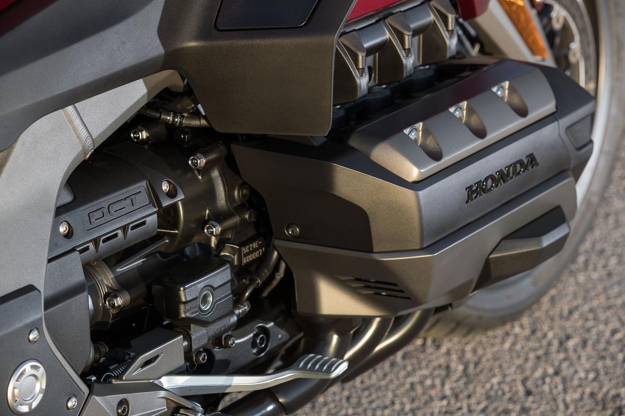 画像: horizontally opposed, six-cylinder, 1,800cc engine is the kind you can find only on GOLDWING