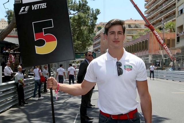 画像: こちら、2015年のF1モナコGPに登場したグリッドボーイです。イケメンですけど、彼が待つグリッドについたフェラーリのセバスチャン・ベッテルはお気に召さなかった? ようでした。「なんだいこりゃ! ジョージだかデイブだか知らんけど、彼の後ろにつくことってなんの意味があるの?」と、同レースのプロモーターのグリッドボーイのアイデアに疑問を投げかけました。 www.grandprix247.com