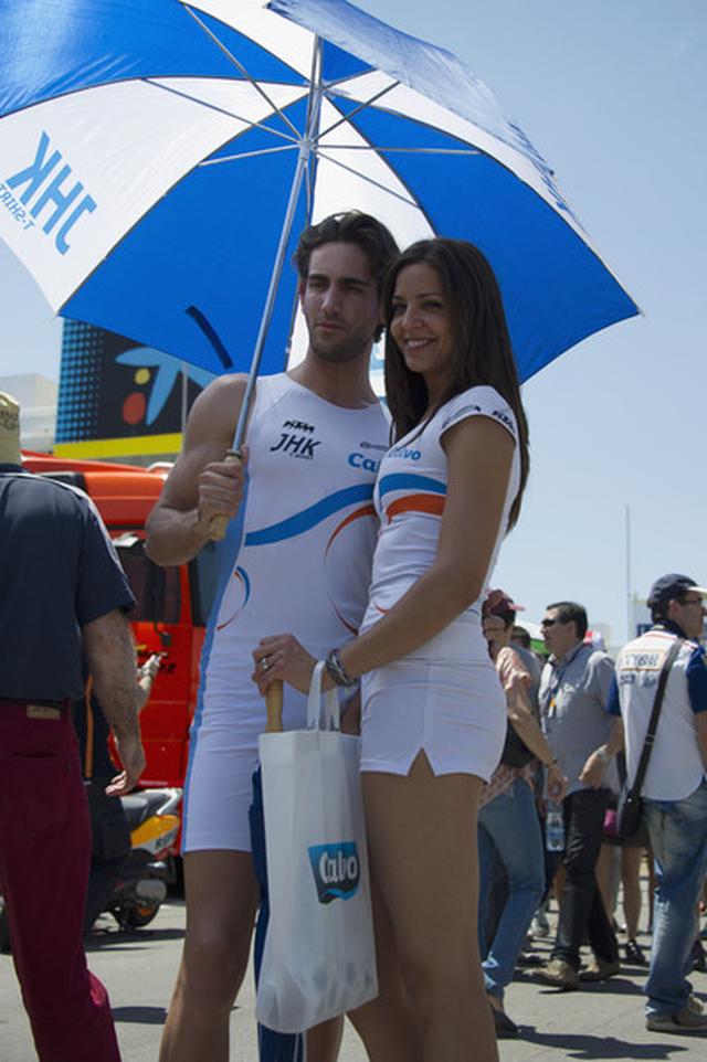 画像: こちらは2013年MotoGPのカタルーニャGPでの1シーン。グリッドボーイ&ガール・・・これが真の男女同権ってコトですかね? www.zimbio.com