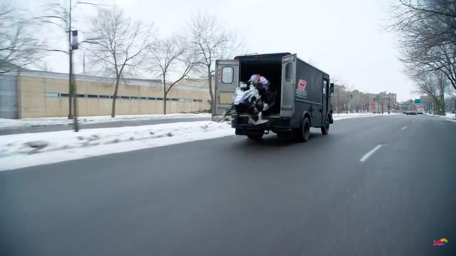 画像: 観音開きのリアドアが開き、リービを乗せたスノーモビルが路上に放たれます! www.youtube.com