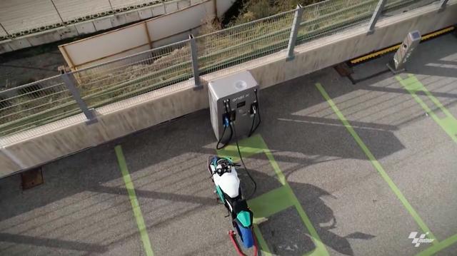 画像: 目指した行き先はサーキットでした・・・。MotoE™ 用マシンの充電に必要な時間は30分。タイトルスポンサーのエネルは、テクニカルパートナーとしてもドルナに協力しており、高速充電サービスを参戦チームに提供することを発表しました。 www.youtube.com