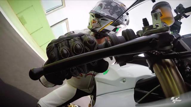 画像: 内燃機関特有の排気音がない電動バイクは、やはりとても静かな走行音です。それでいて、かなりのスピードが出せるのが見る者を何とも不思議な気分にさせます。 www.youtube.com
