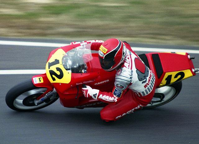 画像: 1989年のR.マモラの勇姿。1988年から3年間は、カジバのファクトリーライダーとしてGP500ccクラスを戦いました。 en.wikipedia.org